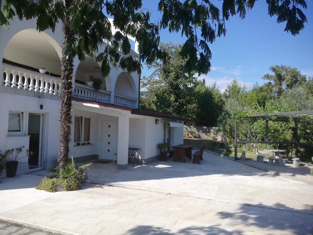 Apartman Nevia Lka Opric Εξωτερικό φωτογραφία