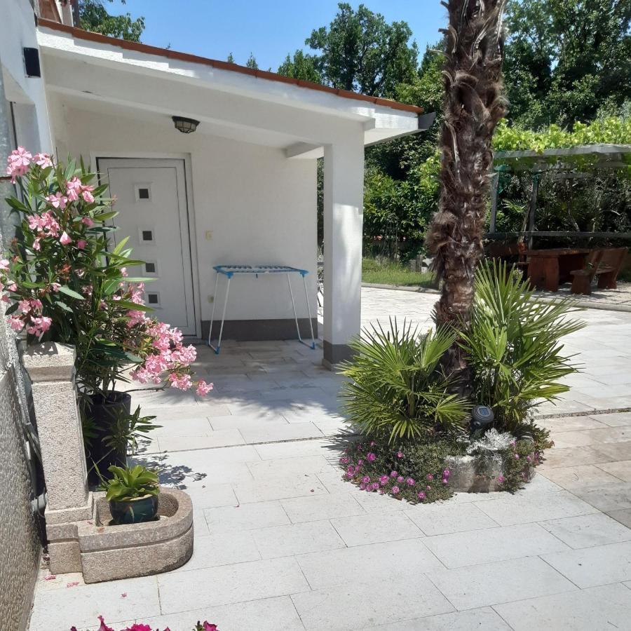 Apartman Nevia Lka Opric Εξωτερικό φωτογραφία