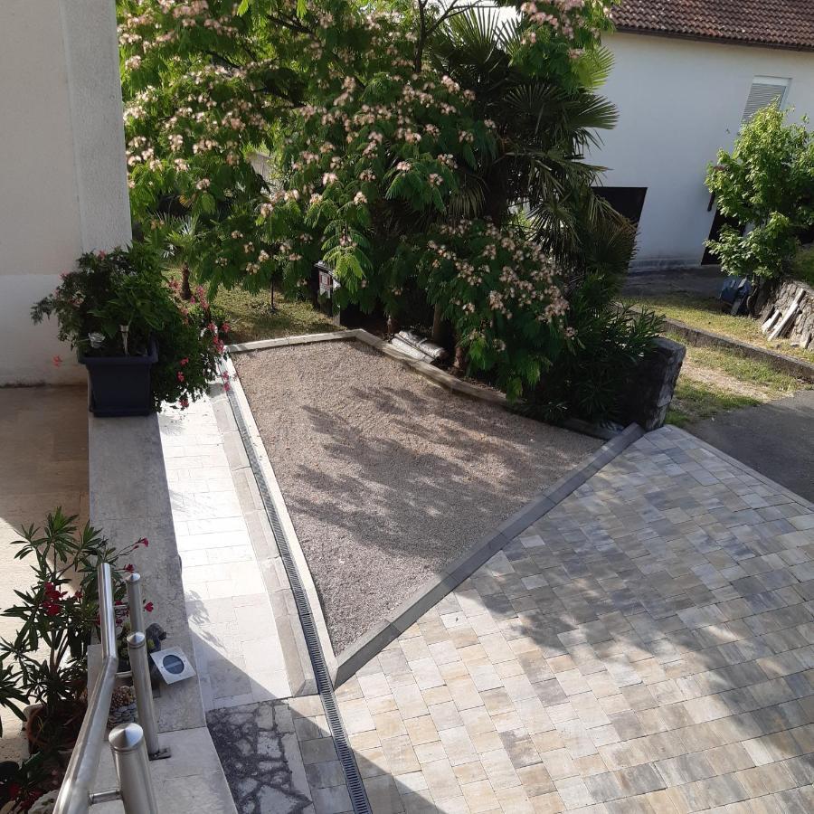 Apartman Nevia Lka Opric Εξωτερικό φωτογραφία